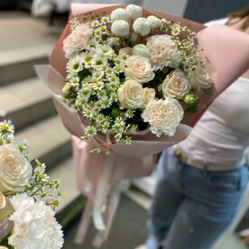 Нежный букет с розами и ромашками