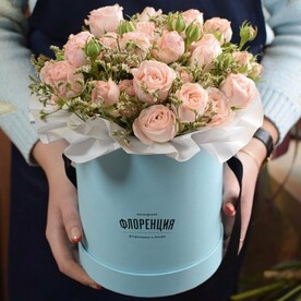 Букет из нежных пионовидных роз Бомбастик в коробке