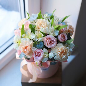 Букет в коробке из нежных цветов