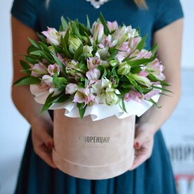 Букет в коробке из альстромерий