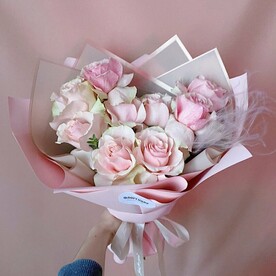 Букет из 9 розовых ажурных роз с декором