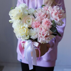 Нежный букет из ажурных роз в коробке