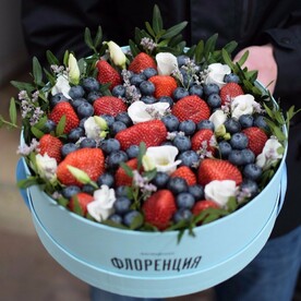 Букет из клубники голубики и эустомы