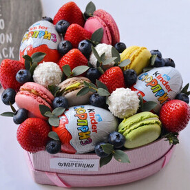 Букет из ягод и сладостей в коробке в форме сердца