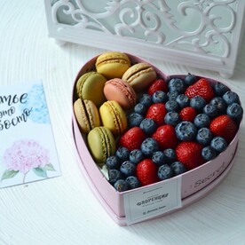 Букет из ягод с макаруни в форме сердца