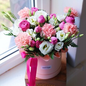 Букет с пионовидными розами в коробке