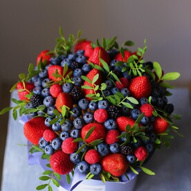 Букет из летних ягод в коробке