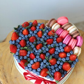 Большой букет из ягод и макарун в коробке