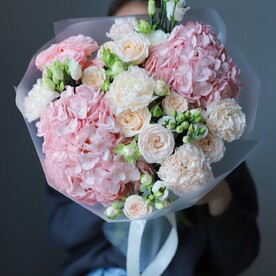 Нежный букет с гортензией и пионовидными розами