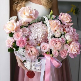 Шикарный букет в корзине с нежными цветами
