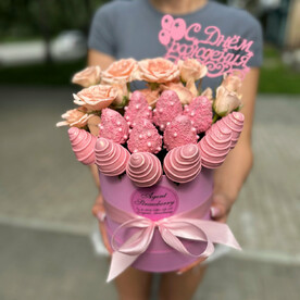 Шляпная коробочка с клубникой и цветами