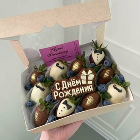 Клубника в шоколаде в коробочке 12 шт, шоколадная надпись, россыпь голубики