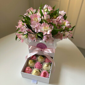 Шкатулка с клубникой в шоколаде и альстромерией