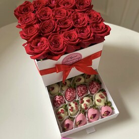 Шкатулка с клубникой в шоколаде и розами