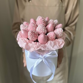 Шляпная коробочка с клубникой в шоколаде