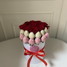 Шляпная коробочка с клубникой в шоколаде и розами