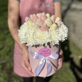 Шляпная коробочка с клубникой в шоколаде и хризантемой