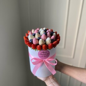 Шляпная коробочка с клубникой в шоколаде