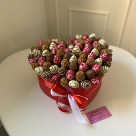 Сердце с клубникой в шоколаде