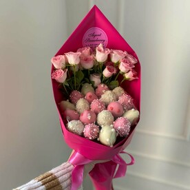 Букет из клубники и цветов «Романтика»