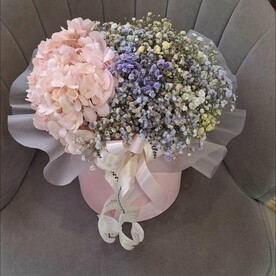 Композиция из гортензии и гипсофилы