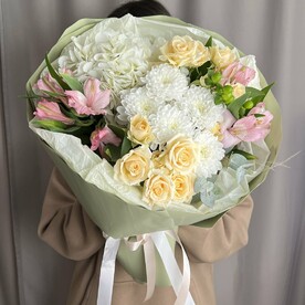 Букет с гортензией и кустовыми розами