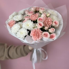 Букет с хризантемами и диантусами