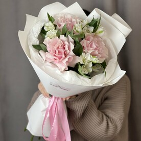 Букет с французская Роза и белая альстромерия