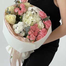 Букет с кустовыми розами и гортензией