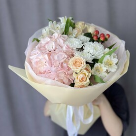 Сборный букет с гортензией