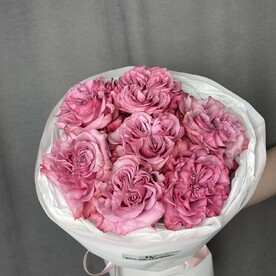 Букет с пионовидными кустовыми розами