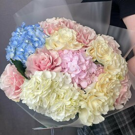 Нежный букет с гортензиями и французскими розами