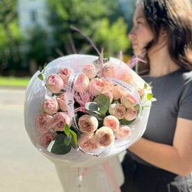 Монобукет с пионовидными розами и эвкалиптом