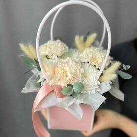 Композиция с бежевыми гвоздиками и хризантемой