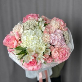 Букет гигант с гортензией и французскими розами