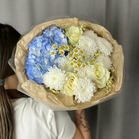 Букет с голубой гортензией и ромашками