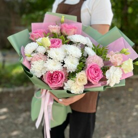 Летний букет из роз с добавлением хризантемы и эустомы