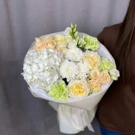 Букет с пионовидными розами и гвоздиками