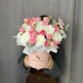 Композиция с кустовыми розами и хризантомой