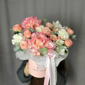 Композиция с кустовыми розами и гвоздиками