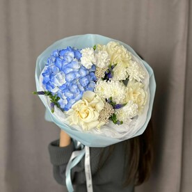 Букет в голубых оттенках с гортензией