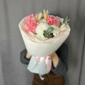 Букет из стойких гвоздик и хризантемы