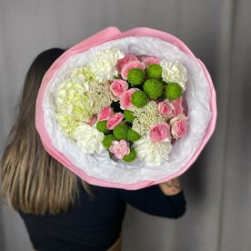 Букет с белой гортензией и кустовыми розами