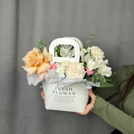 Сумочка с персиковой розой и гвоздиками