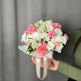 Композиция с хризантемой и белой альстромерией