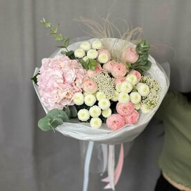 Букет с розовой гортензией и кустовыми розами