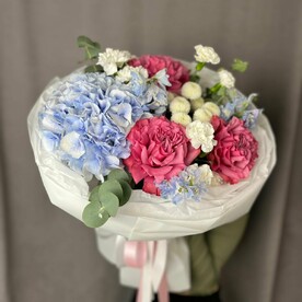 Букет с голубой гортензией и пионовидными розами
