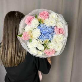 Букет с голубой гортензией и розами