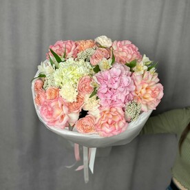 Букет с гортензиями и розами