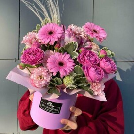 Цветы в коробке герберы кустовые пион розы эустома